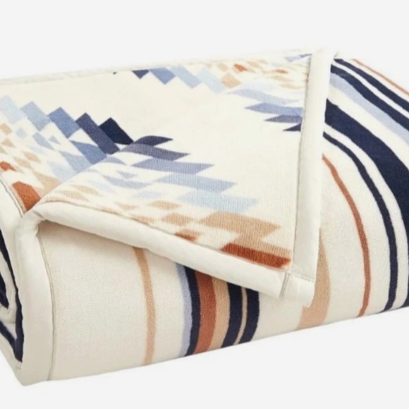 Pendleton Reversible Plush Throw 50 x 70 Savanna Stripe Polyester New - Picture 4 of 4